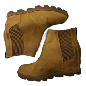 lightly worn Women’s tan leather Joan of Arctic™ Wedge II